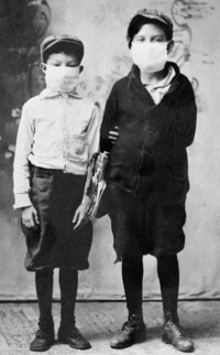 school kids 1918 mit maske Hochformat